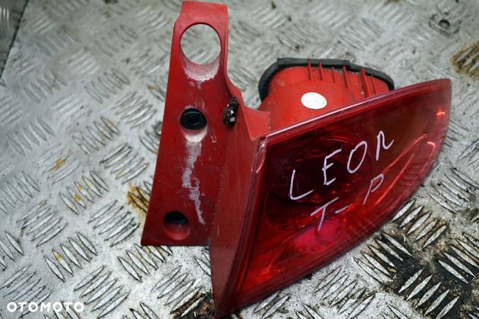 LAMPA TYLNA PRAWA LEON II 1P1  SEAT 2005-2009 - 2