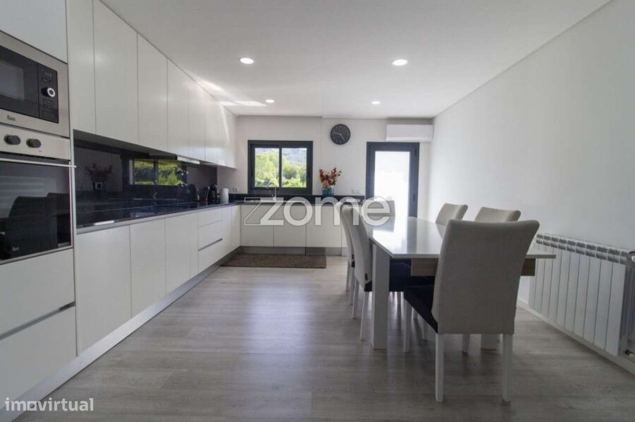 Moradia individual térrea no centro da vila de Póvoa de Lanhoso - Grande imagem: 5/27