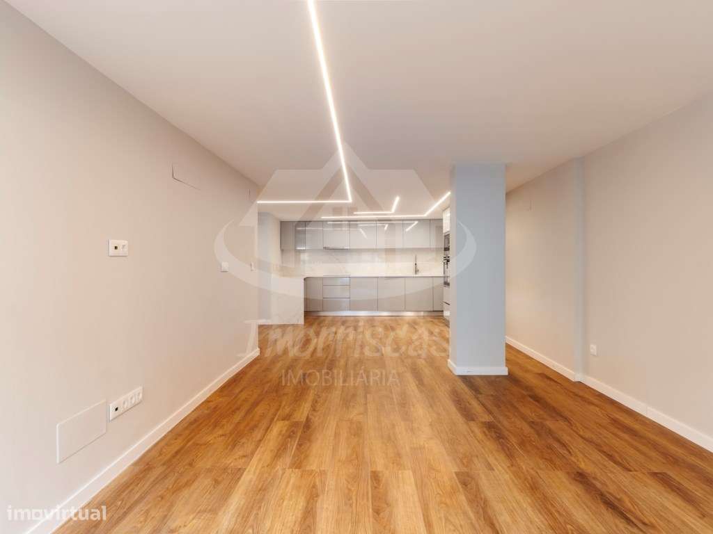 T3 Duplex Remodelado com Entrada Independente no Centro de Sacavém-10