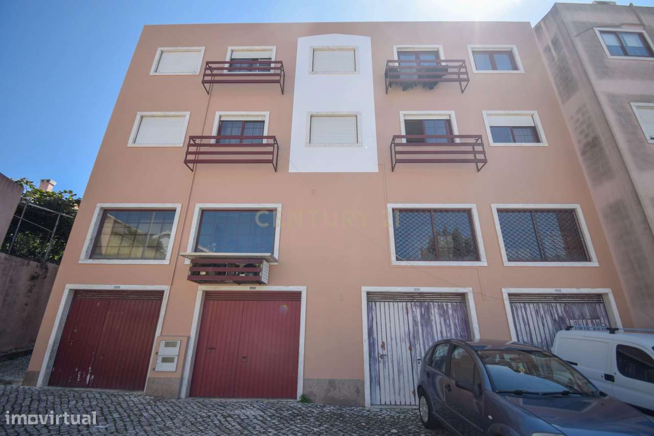 Apartamento T3, com 107 m² de área útil, estúdio musical com 40 m² e g-25