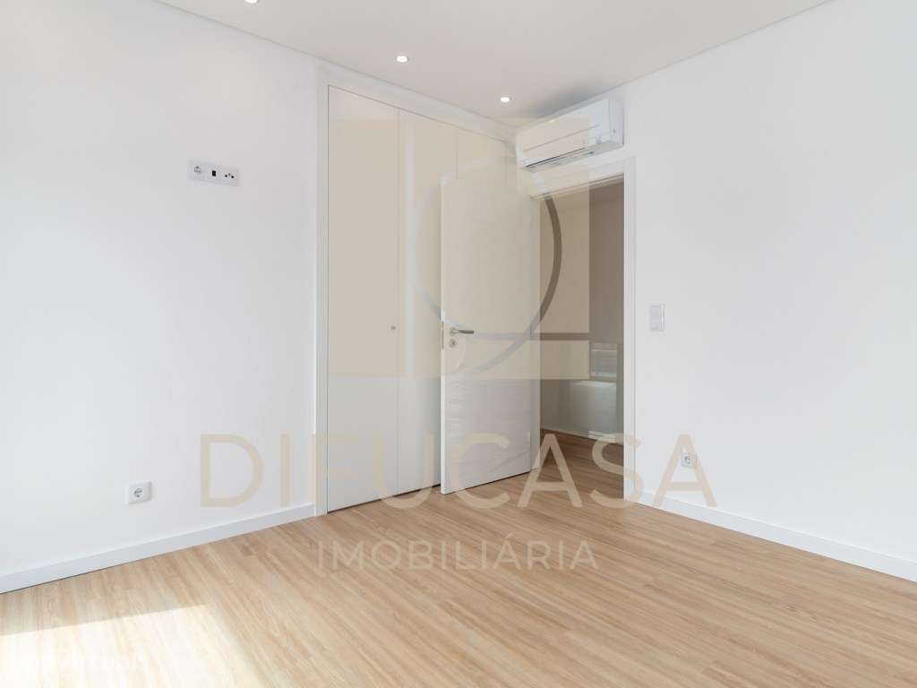 R268 Moradia Duplex - Localizada no centro de Fernão Ferro-29