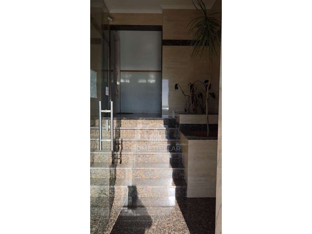 Apartamento T2 Atalaia com Arrecadação e Parqueamento-32