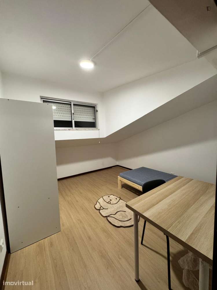 Quarto - localizado em Alta de Santa Clara Coimbra - Grande imagem: 3/10