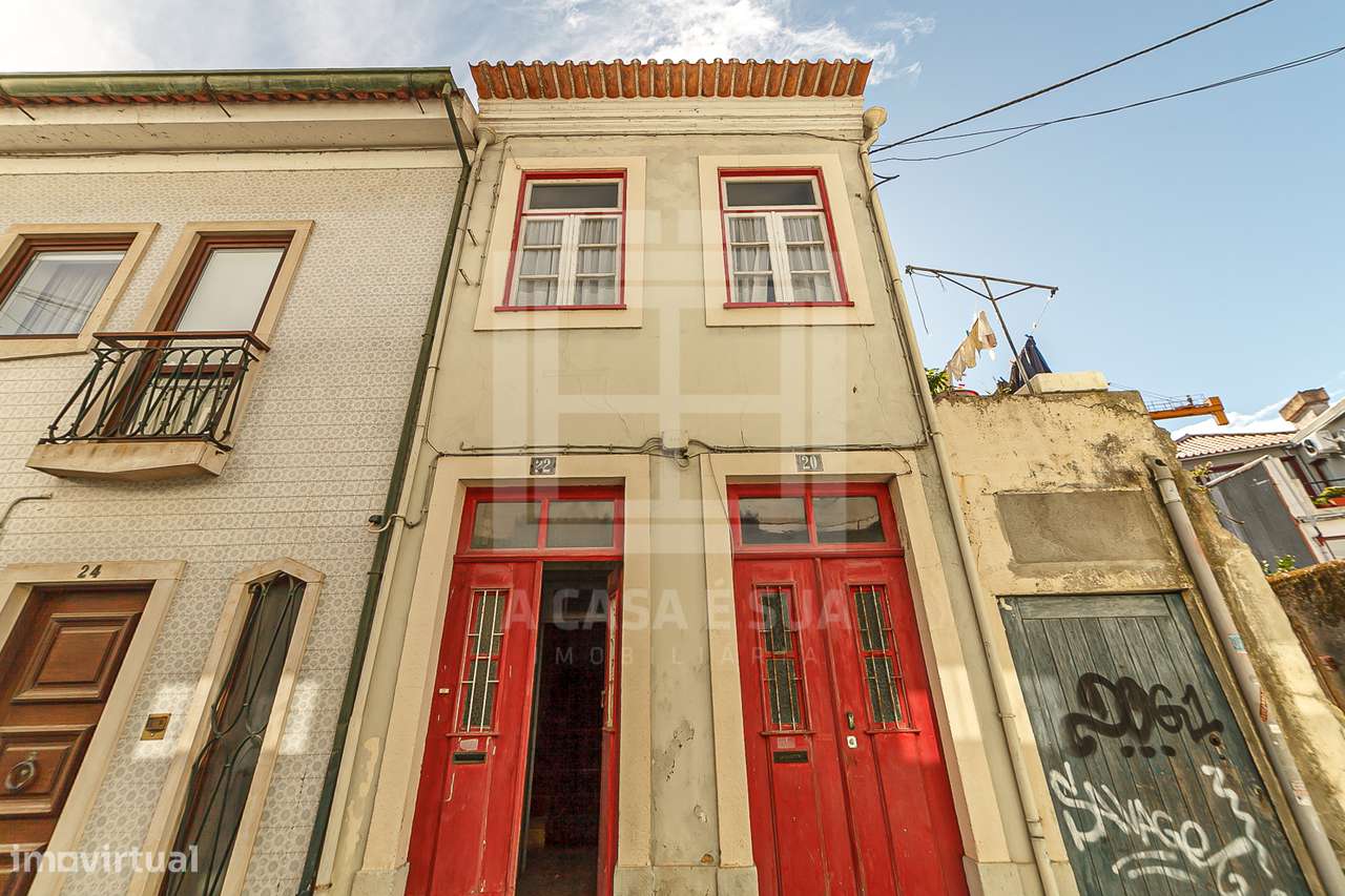 Moradia bifamiliar para restaurar na zona nobre de Aveiro - Exclusivo - Grande imagem: 2/25