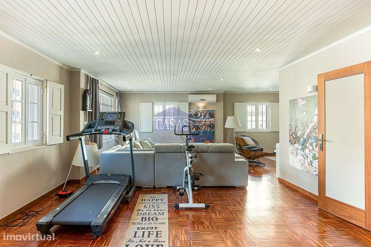 Imponente Moradia V3 de 3 pisos na zona da Avenida 5 de Outubro em Far-32