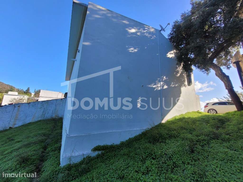 Moradia com armazém localizada na Cova da Muda-11