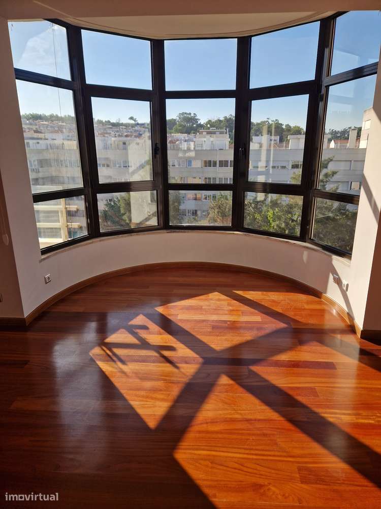 T3 Luxo (T3+T3 ligados/2 Fracções) com 3 Boxes Vistas - Almada Centro-7