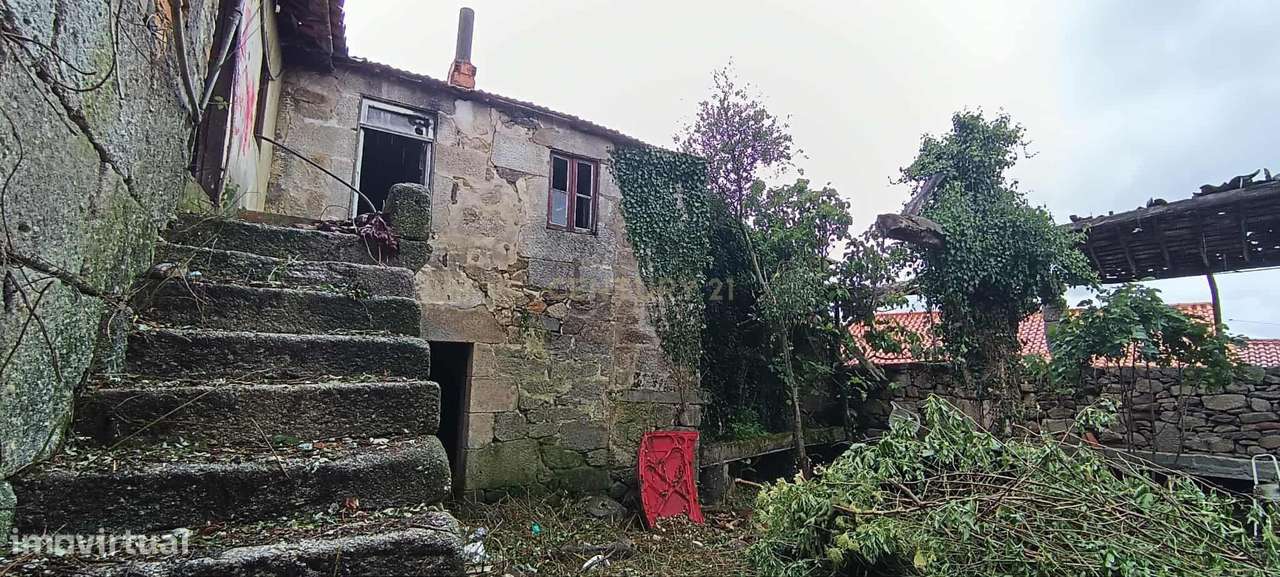 Casa antiga em pedra de granito com jardim murado - Grande imagem: 2/16