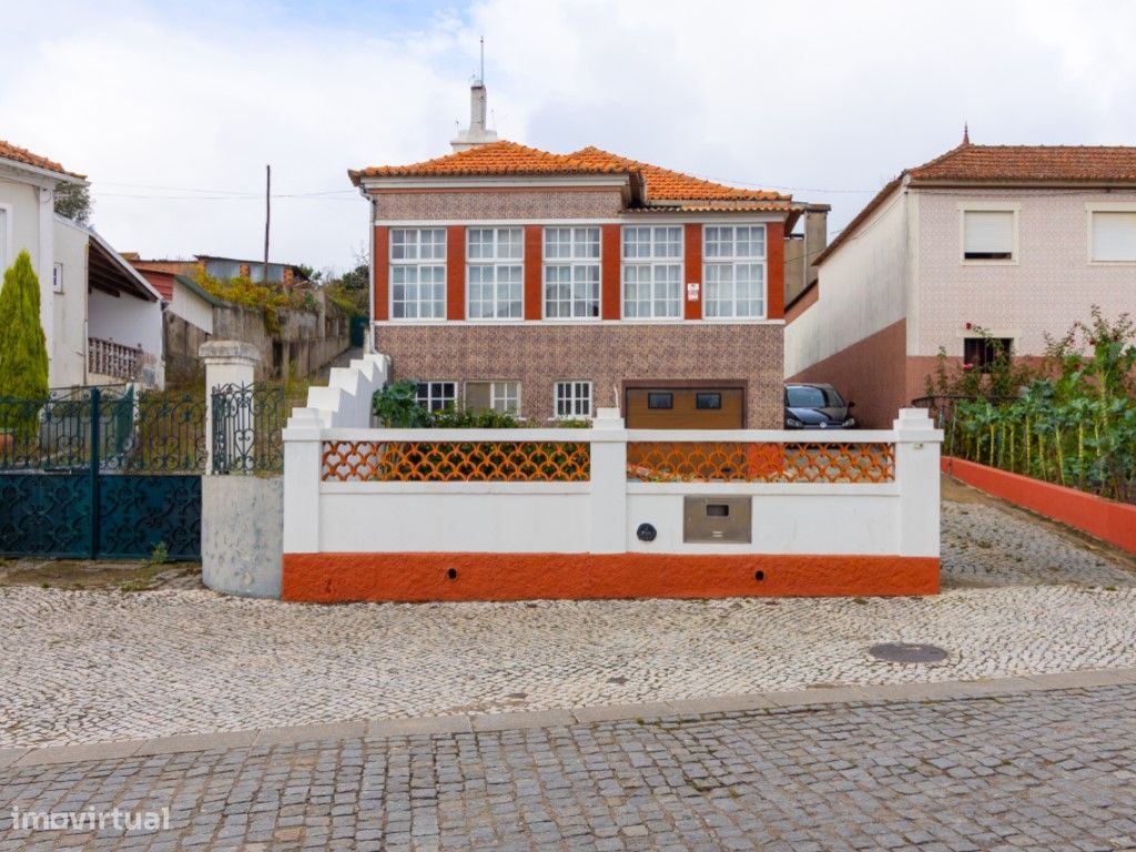 MORADIA ISOLADA T3 C/ GARAGEM, ANEXOS, PÁTIO E QUINTAL - Grande imagem: 1/55