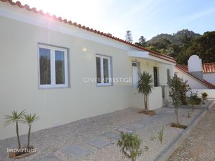 Centro Vila Sintra . Moradia T2 com logradouro.