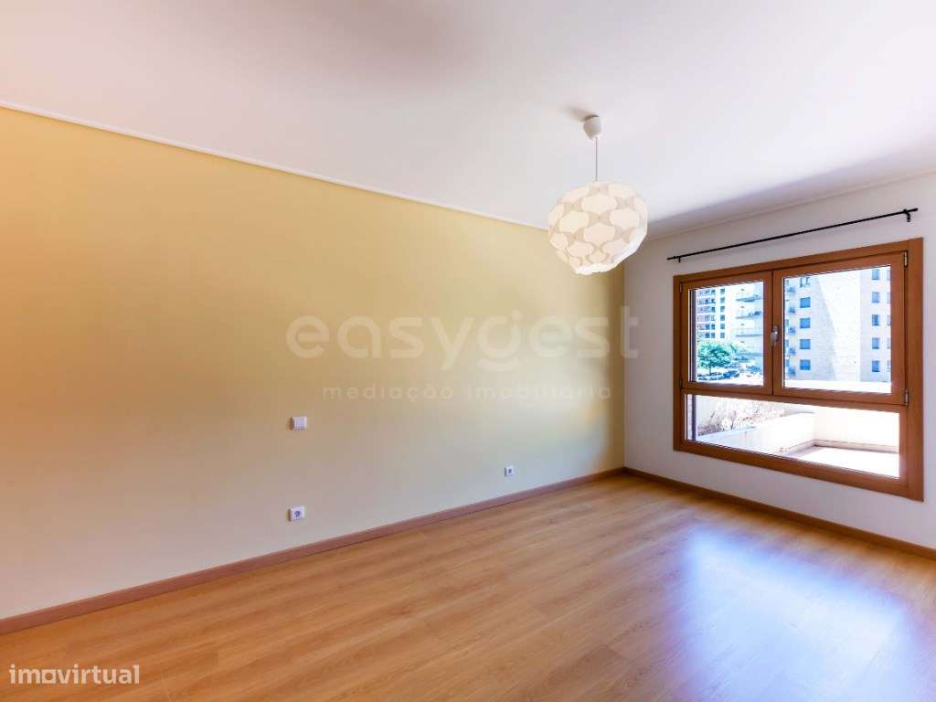 T2 Colinas do Cruzeiro com garagem para mais de 20 carros e terraço...-13