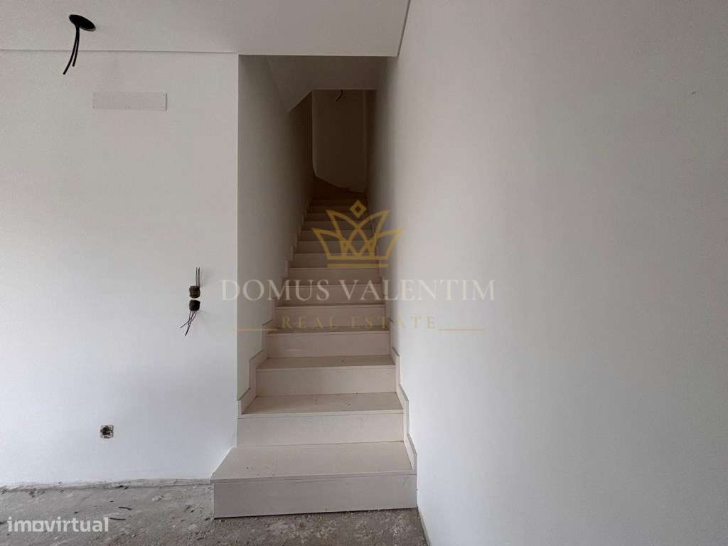 MORADIA GEMINADA -TRIPLEX T4 COM 3 WC
FERNÃO FERRO-12