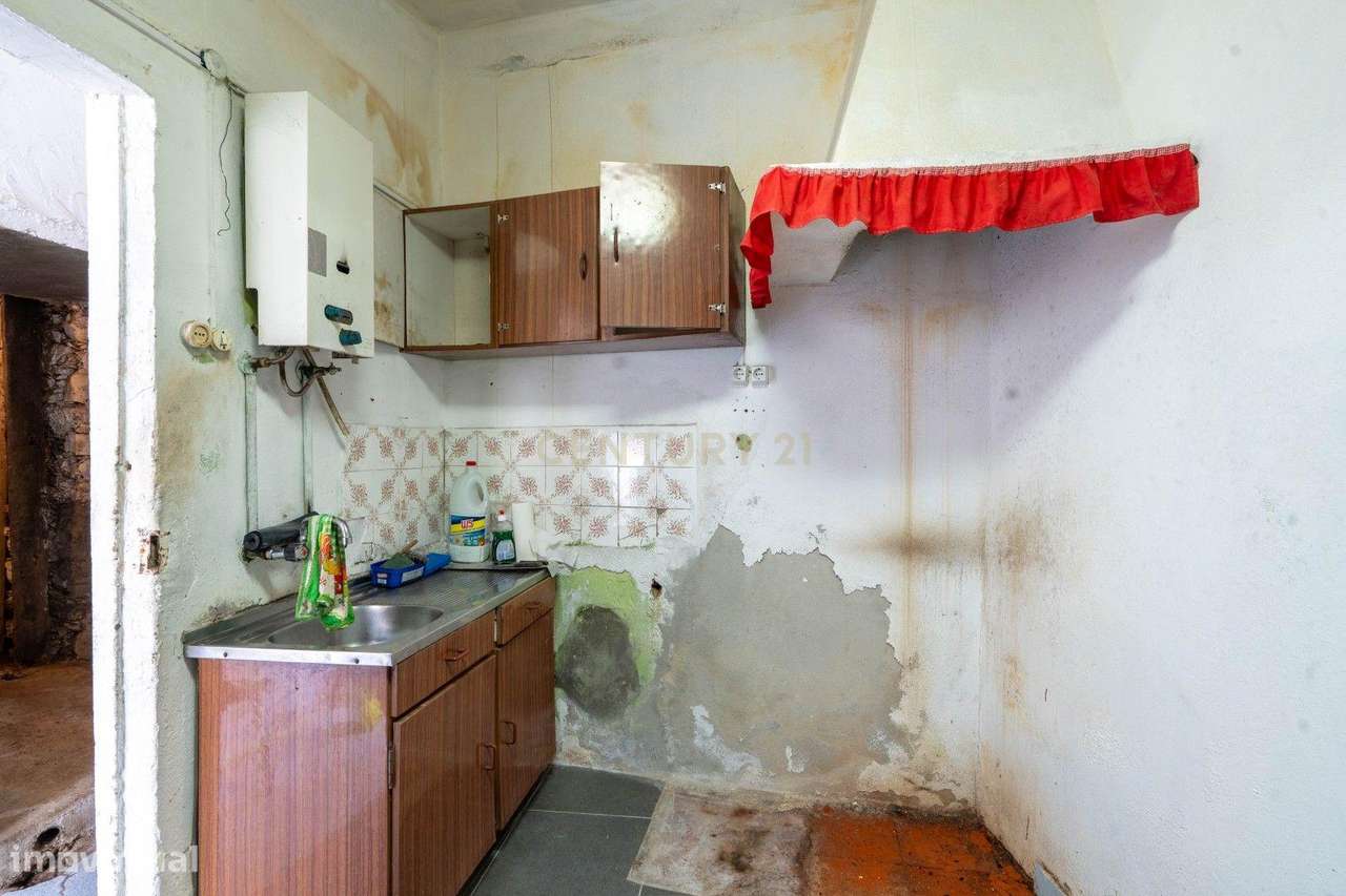 Moradia para recuperar com terreno a 1,4 km da Estação de Serpins - Grande imagem: 5/36