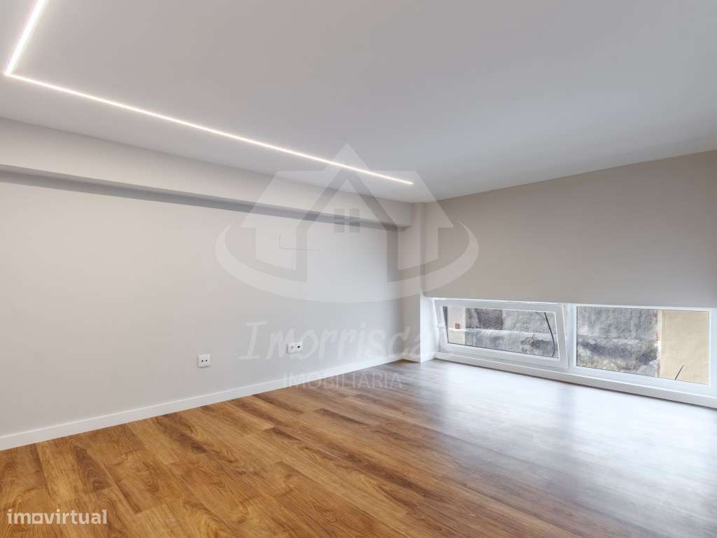T3 Duplex Remodelado com Entrada Independente no Centro de Sacavém-32