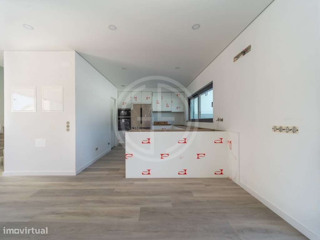 Moradia V3+1 com piscina privada em Gambelas-24