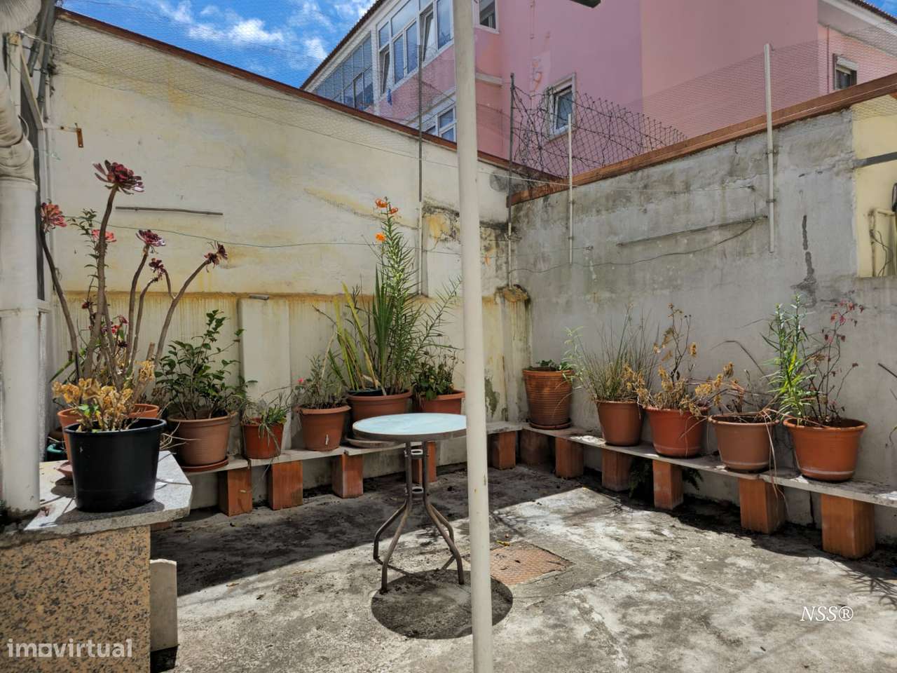 Apartamento T2 com quintal e anexo na Amadora-18