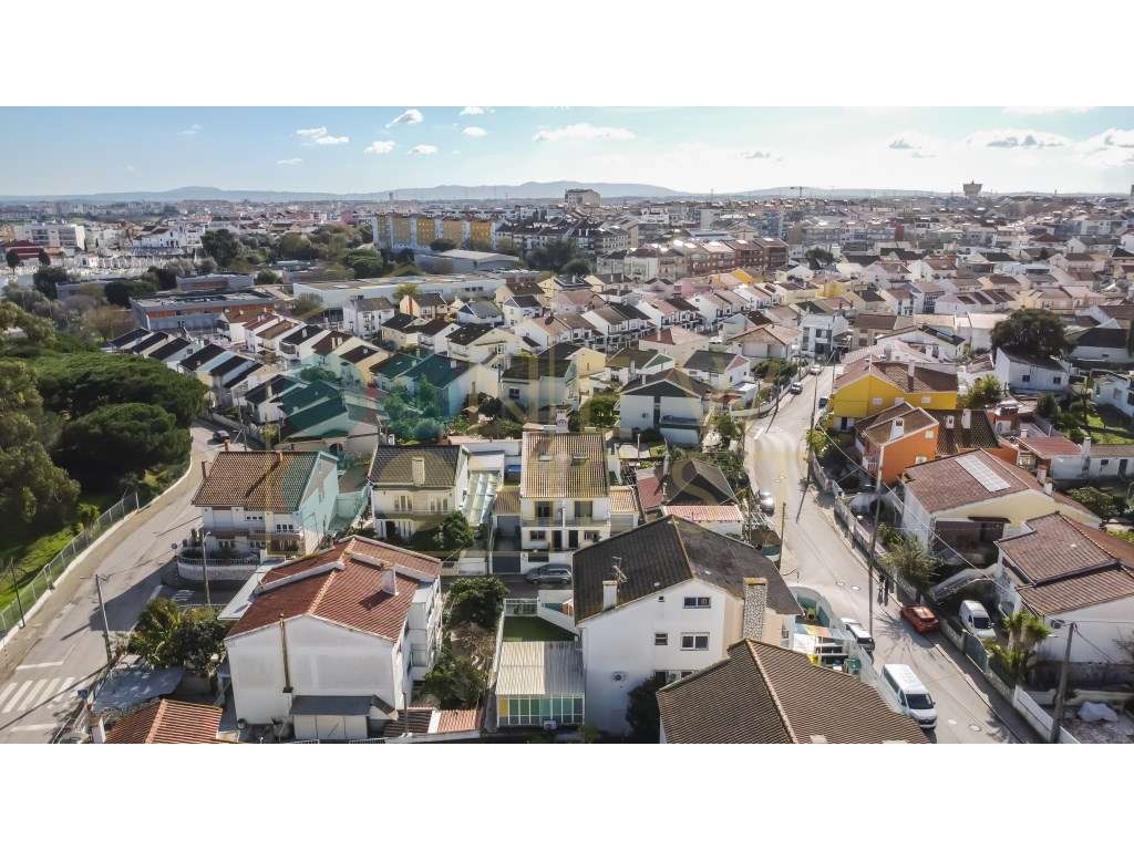 Moradia T2+2 com garagem e jardim, a dois passos do Parque do Serra...-51