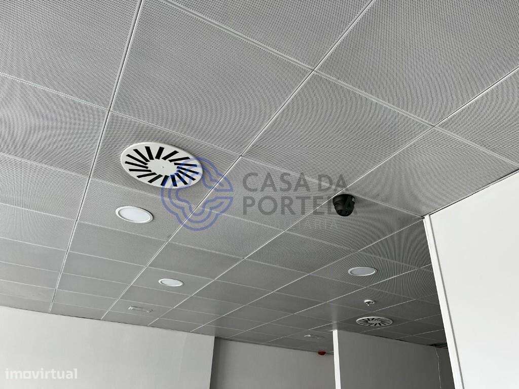 Bem localizada, podendo funcionar com Banco, Farmácia ou Restauração. - Grande imagem: 5/25