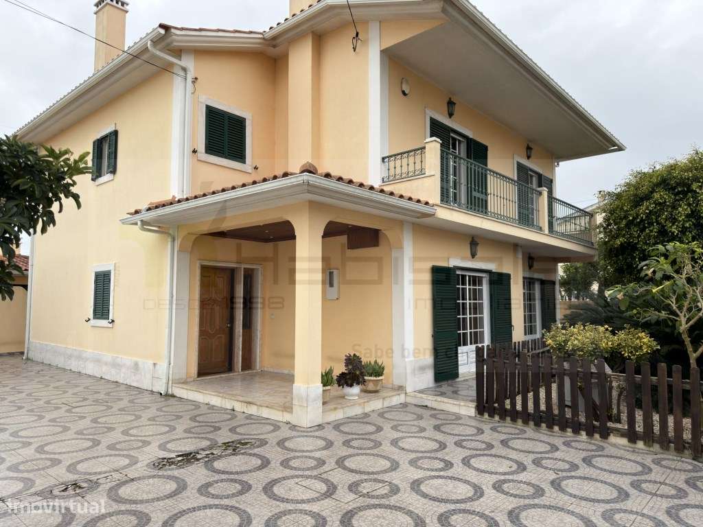 Moradia Isolada T5 com Espaço Exterior e Potencial para Piscina - Grande imagem: 5/20