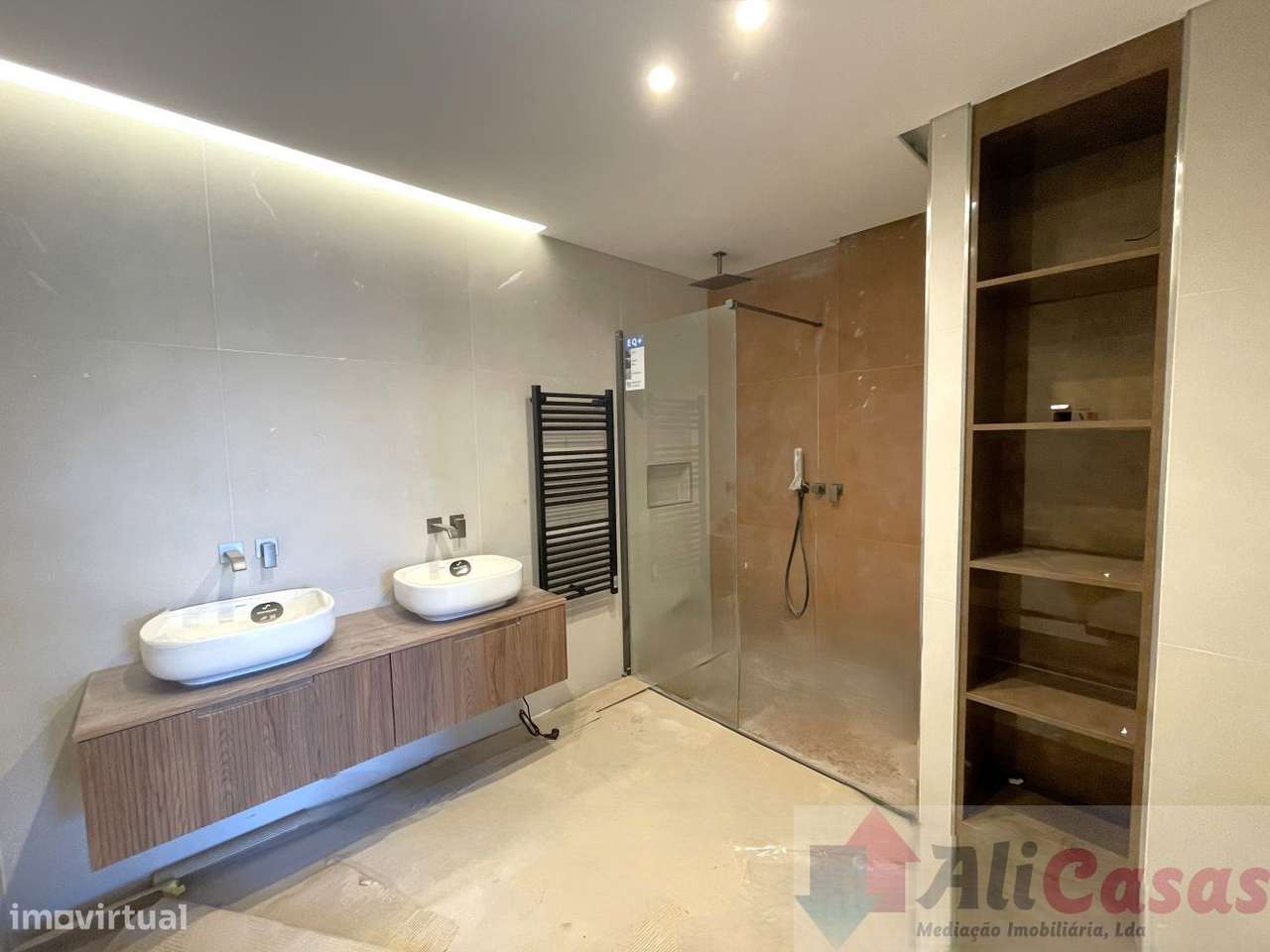 **Apartamento Único à Venda com vista para a Baía**-10