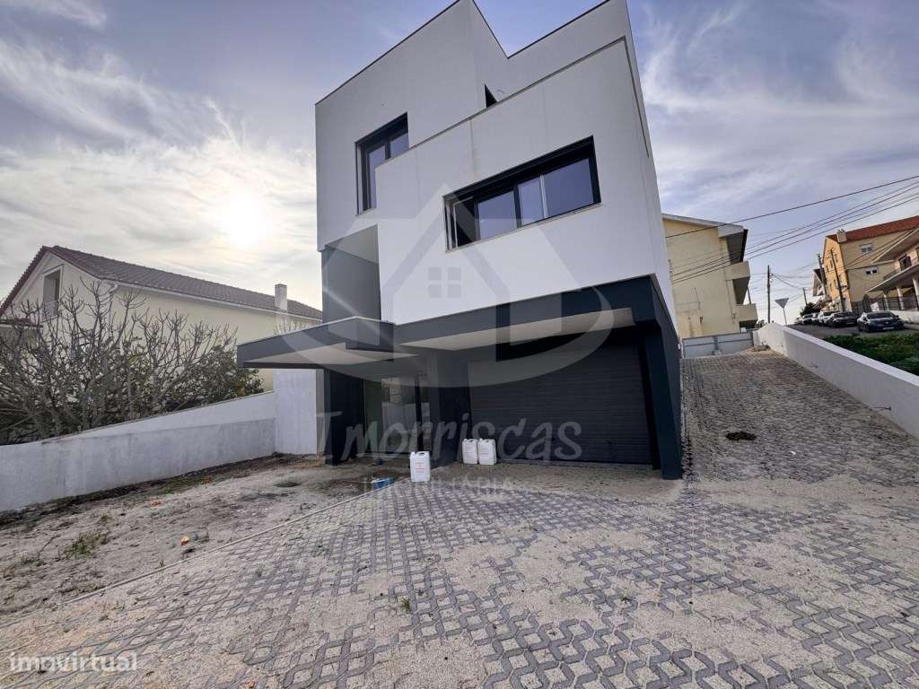 Moradia T4 com garagem, no Bairro das Maroitas em São João da Talha - Grande imagem: 4/37