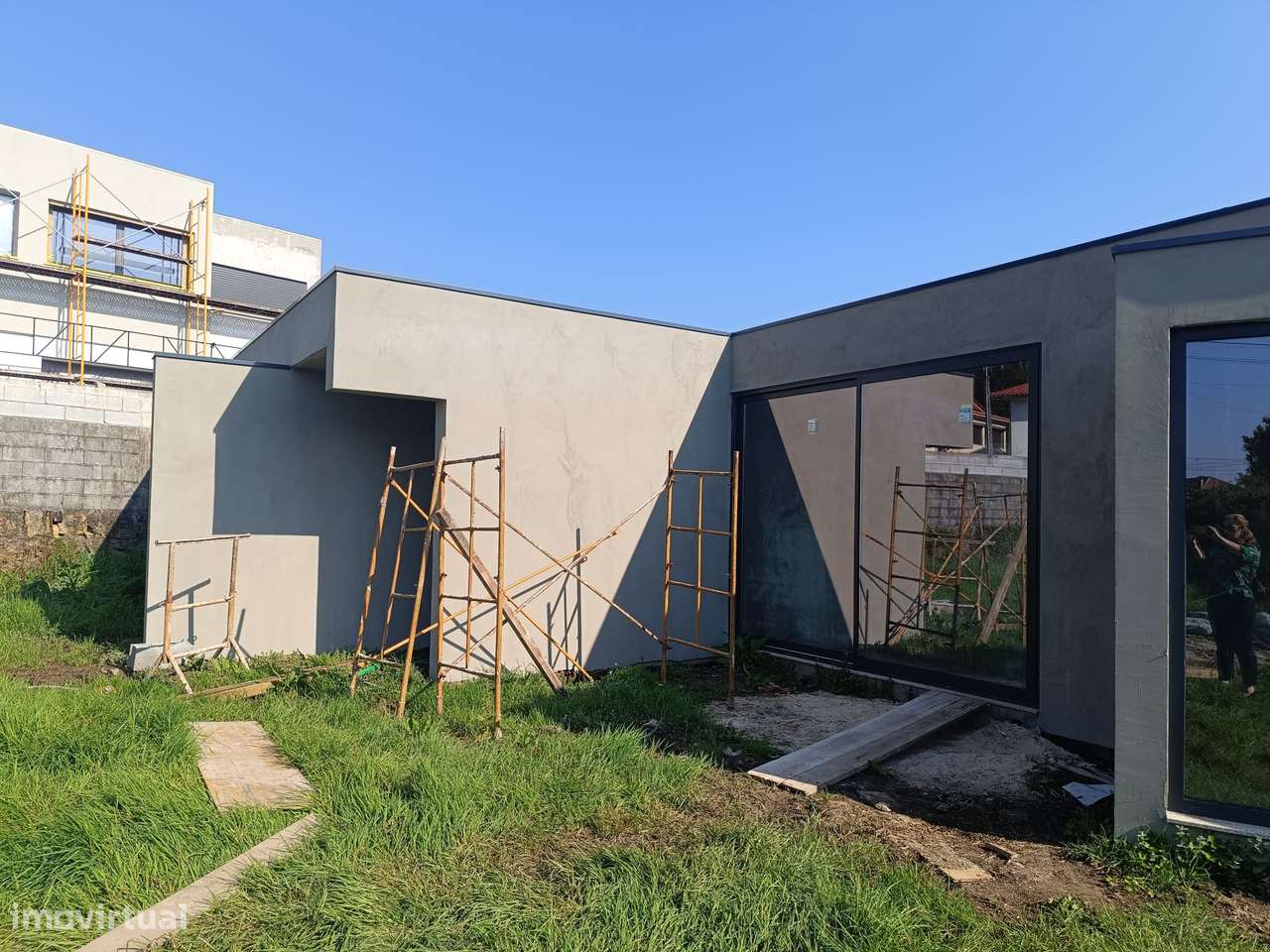 Moradia térrea isolada de 4 frentes em construção-17