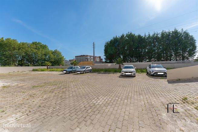 Apartamento T3 como novo, 2 lugares de garagem e 2 arrecadações, Esmor-30