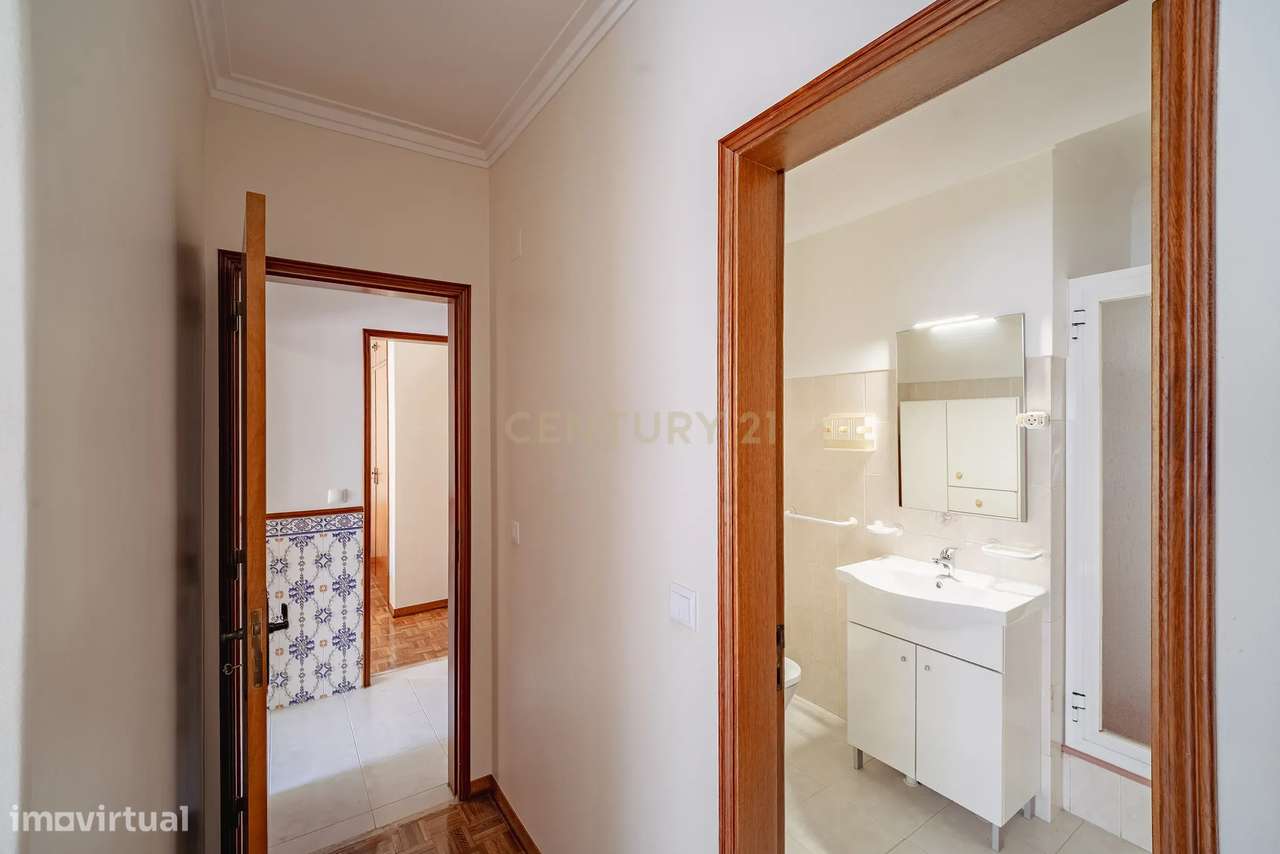 Apartamento T3 em Amora, Seixal - Oportunidade Única!-24