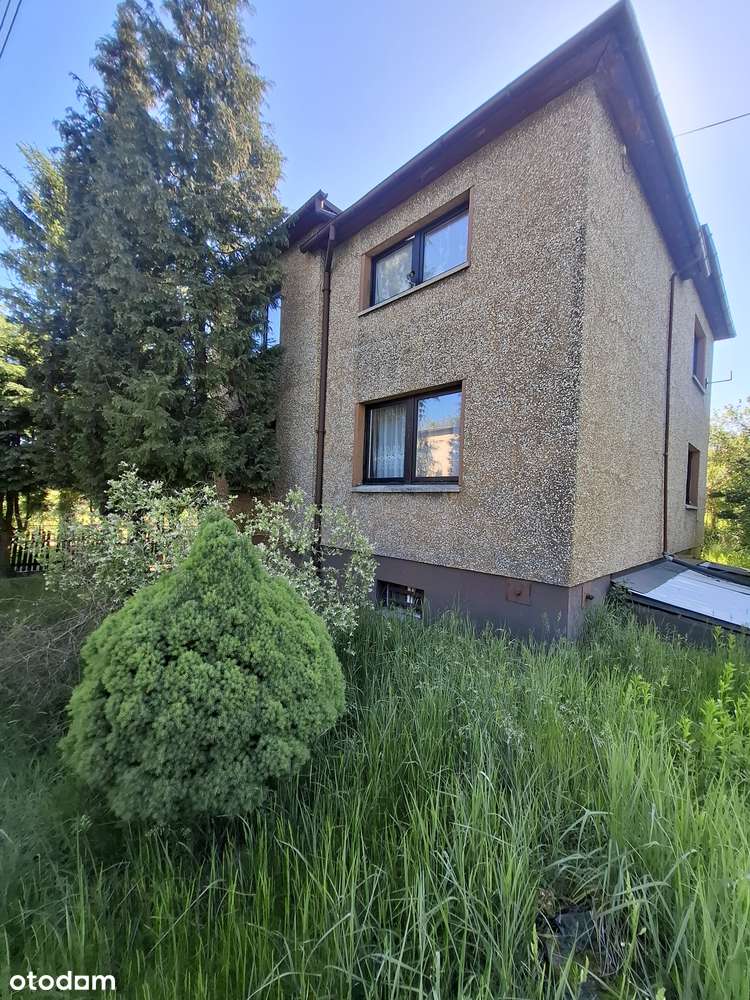 Rybnik Popielów. Dom podpiwniczony w zacisznym miejscu.