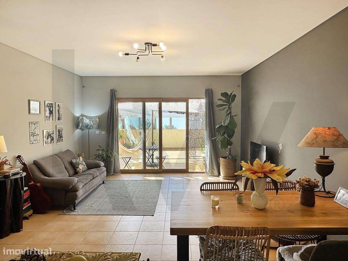 T1 junto à Praia de São Julião | 70 m2 + 42 m2 de pátio | Garagem para-0