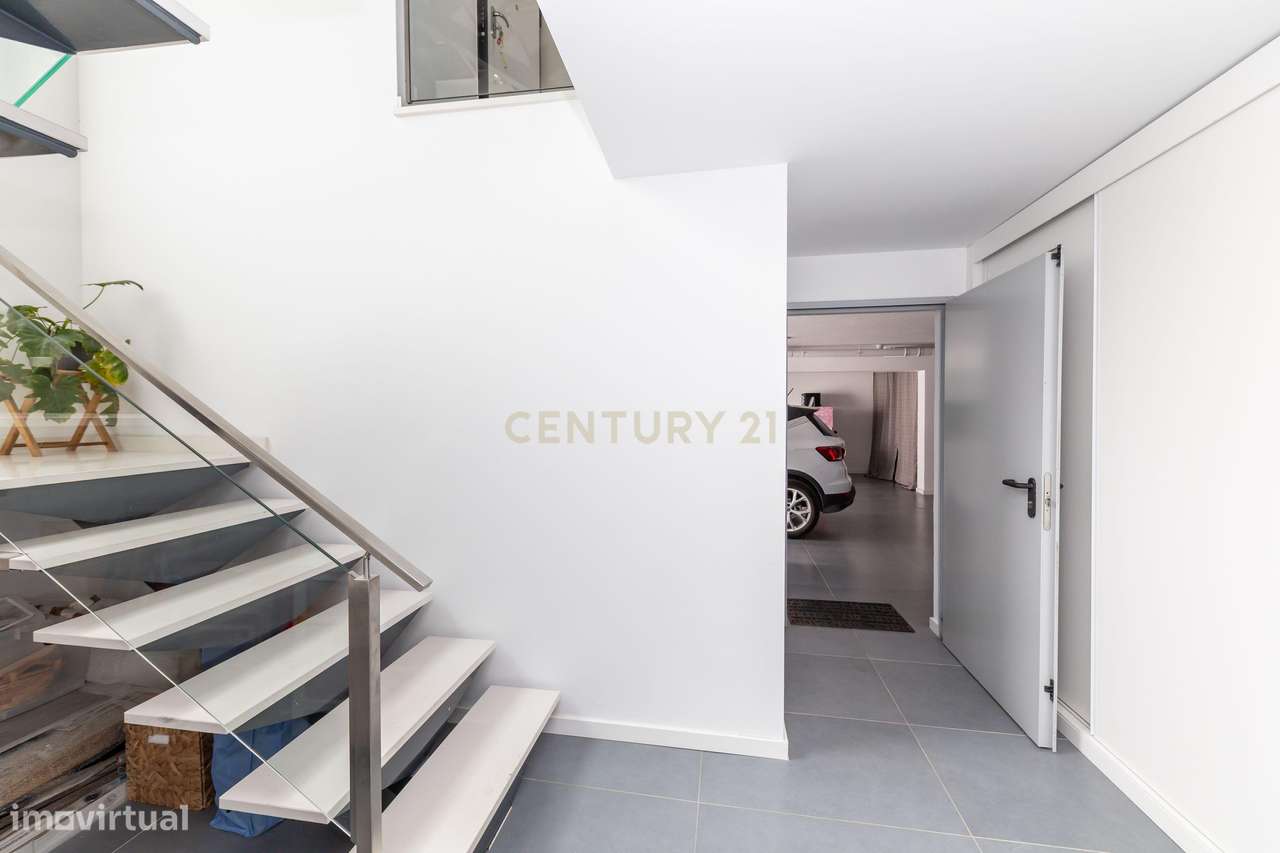 Moradia Isolada T4 de Prestígio – Bairro de São João, Sobreda-54