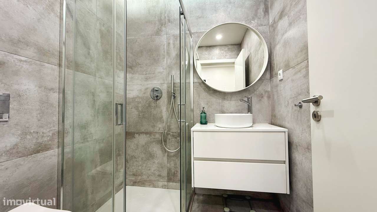 Apartamento T2 Totalmente Remodelado com Suite e Varanda-9