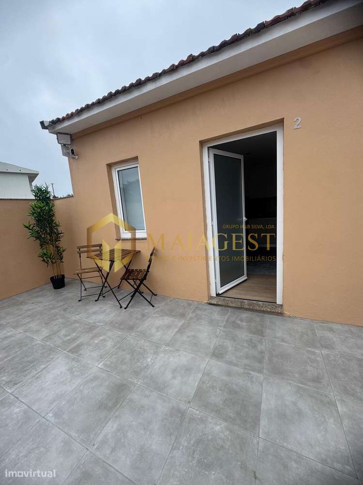 Moradia remodelada dividida em 3 habitações em Canelas-1