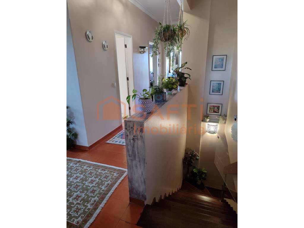 Moradia T5 com Piscina + Garagem para 3 Carros Oportunidade Imperdível-10