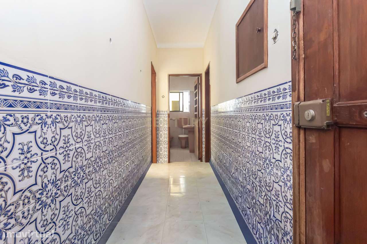 Apartamento com Potencial de Valorização em Almada-15