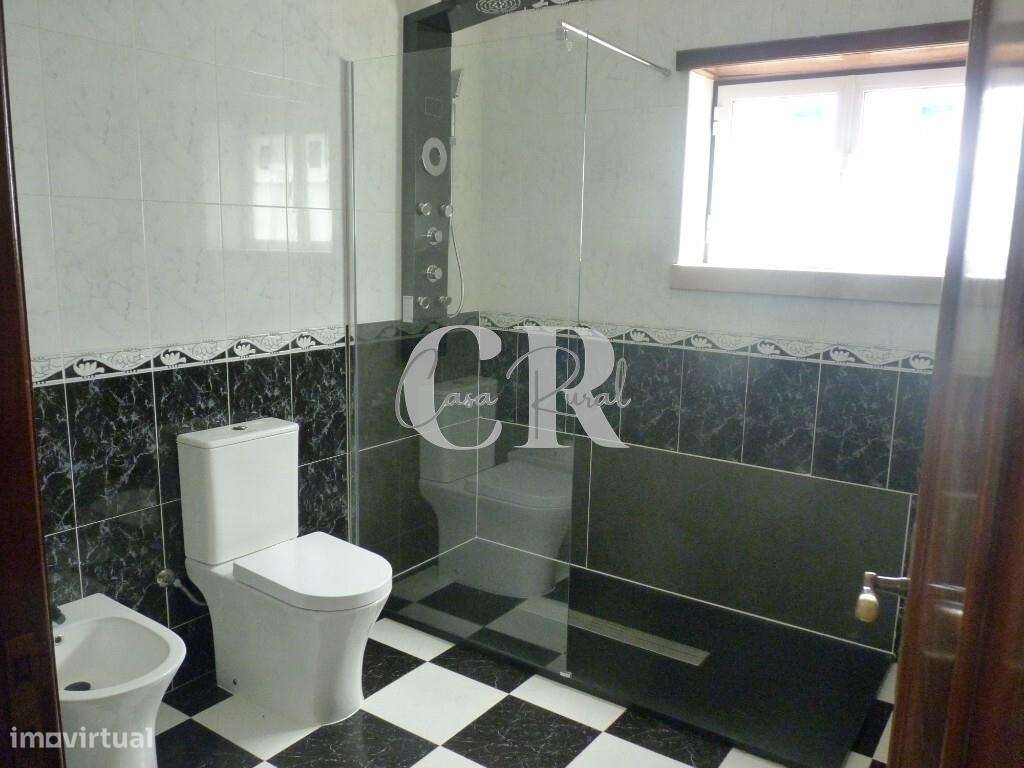 Fantástica moradia T3 com garagem e terreno generoso em Vila Facaia –-31