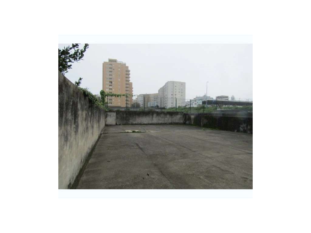 Espaço Comercial c/ Logradouro para Venda à Rotunda da Boavista-2