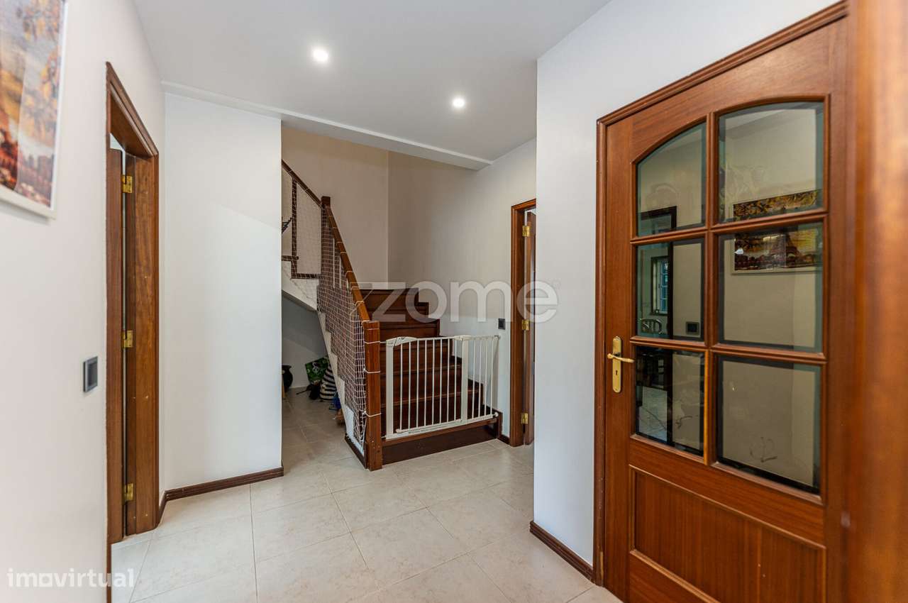 Moradia T4 com pátio, jardim e garagem em Covelas - Trofa - Grande imagem: 4/59