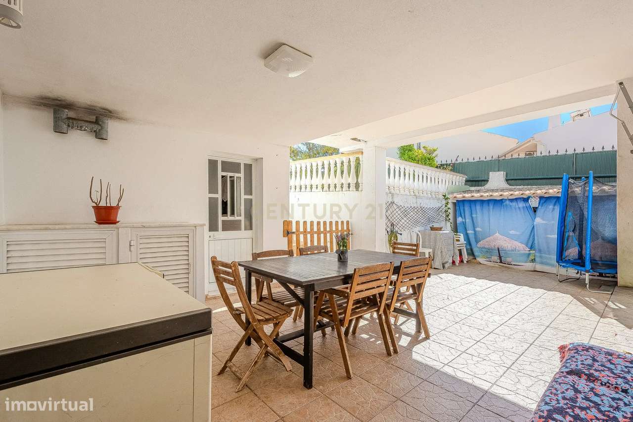 Moradia T2 Geminada C/ 2 Apartamentos Independentes e 238 M2 de Área E-49