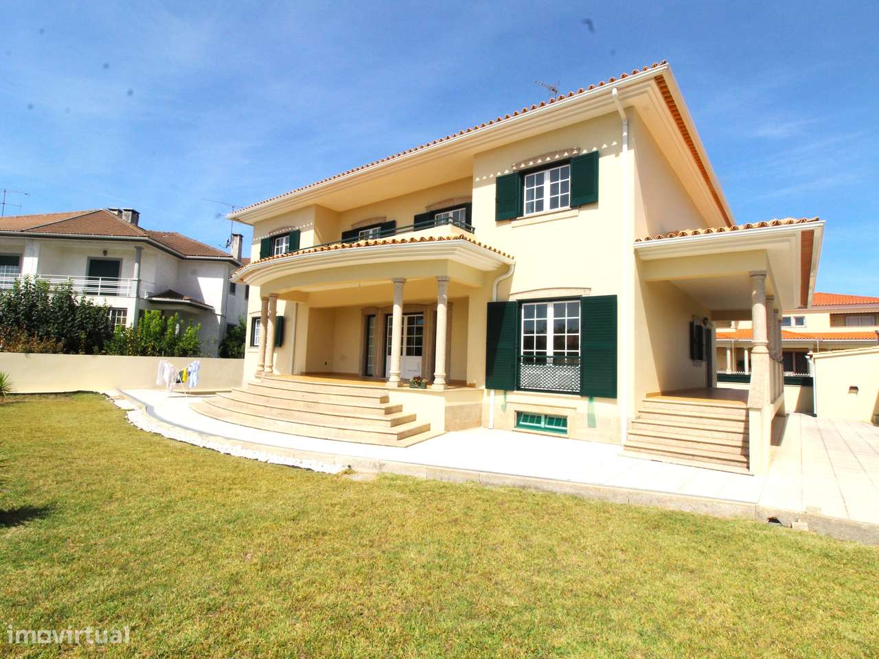 Elegante Moradia T4 Familiar-5