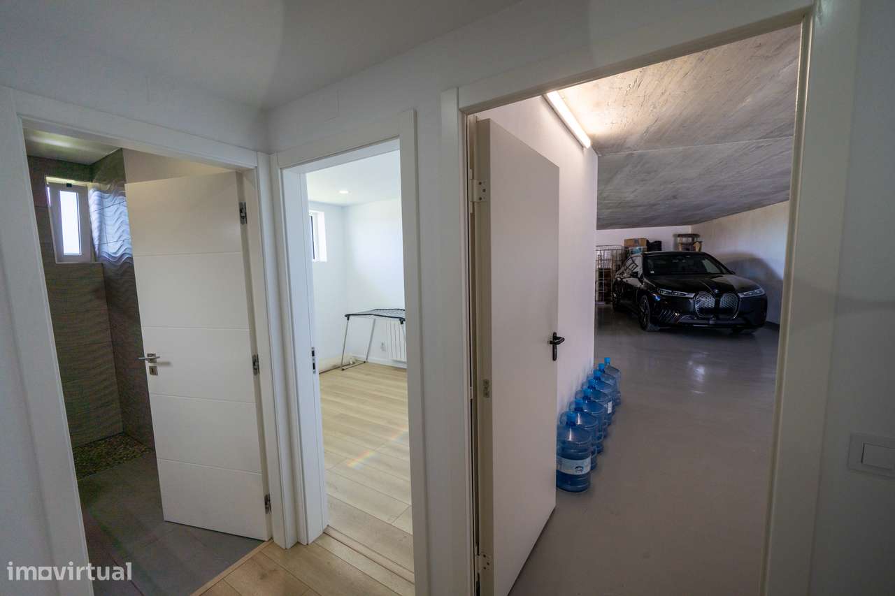 Moradia independente à venda na Estrada Velha da Avessada, 2665-27