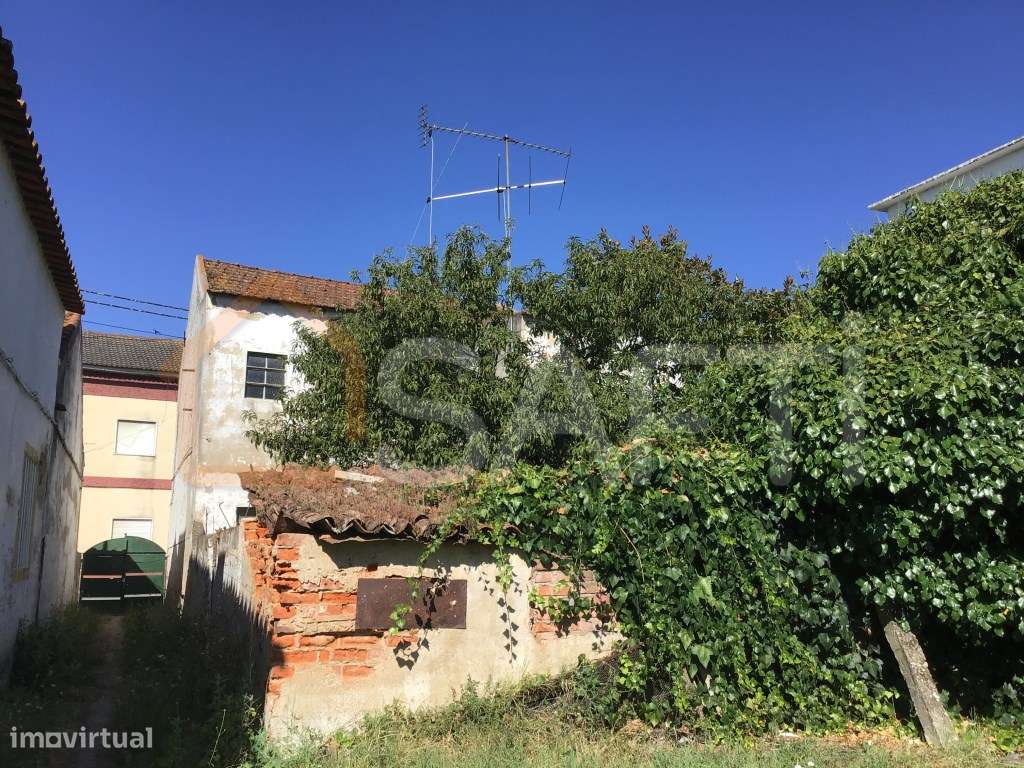 PRÉDIO A RECUPERAR de 2 pisos com a tipologia T3 + T3 - Grande imagem: 4/9