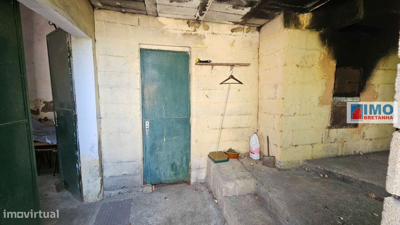 Garagem com terreno e anexos na Lousa-7
