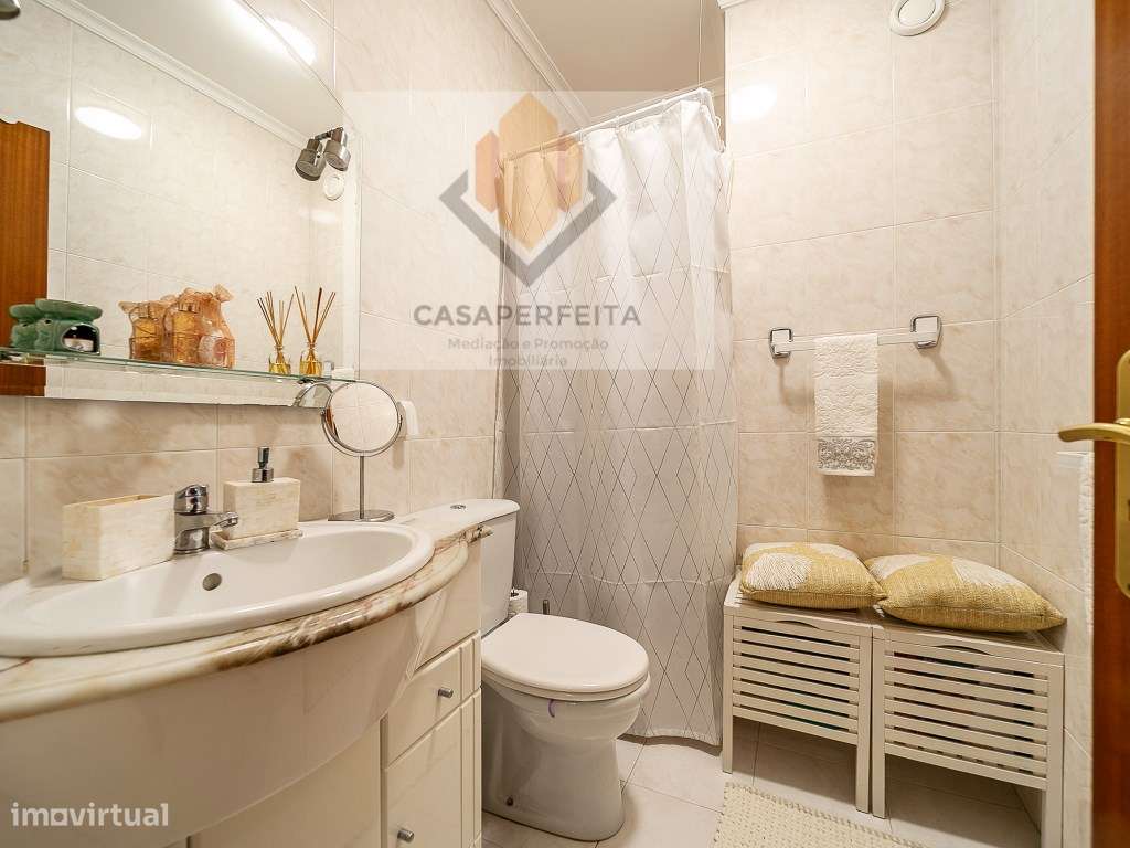 Deslumbrante T2 de 2 Frentes com Varandas e Box - Canelas-19