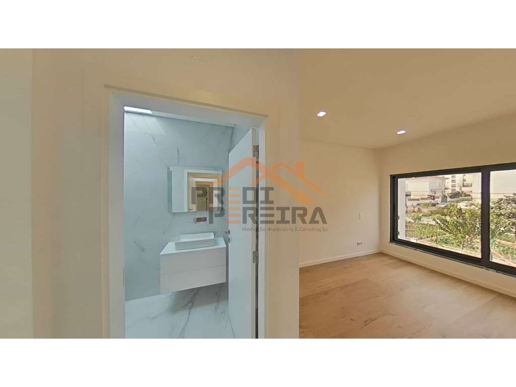 Moradia T4 em condomínio privado com piscina, no Fanqueiro em Loures-50