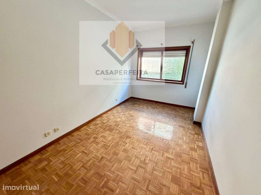 Apartamento T1 com Varanda e Lugar de Garagem - Canelas-11