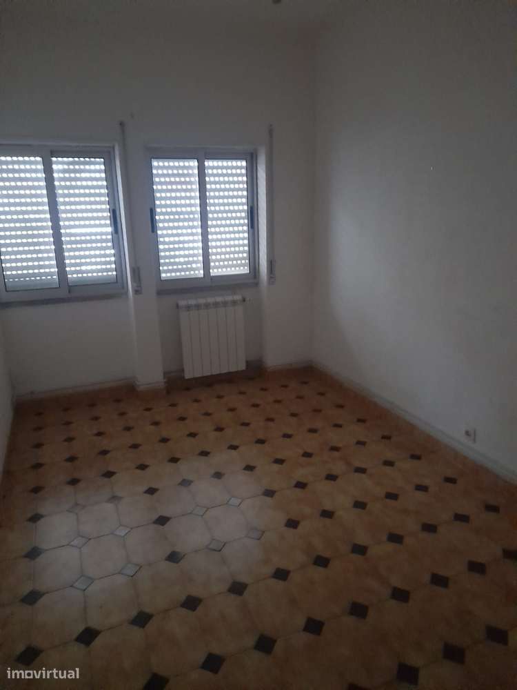 T2 com cozinha separada e gás natural no Barreiro-10