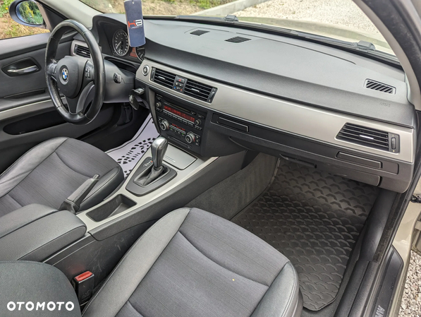 BMW Seria 3 318i Touring - 11