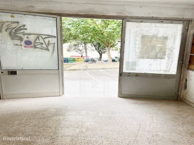 Loja com 210m² e Acesso Direto à Rua Para Veículos-3