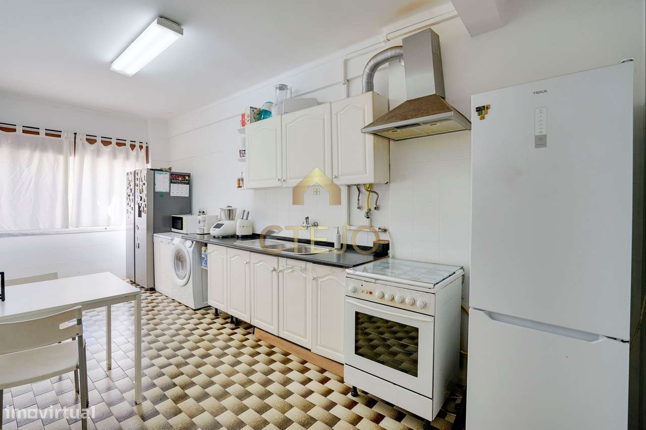 Apartamento T2  com varanda e arrecadação em Vale de Figueira , São Jo-7